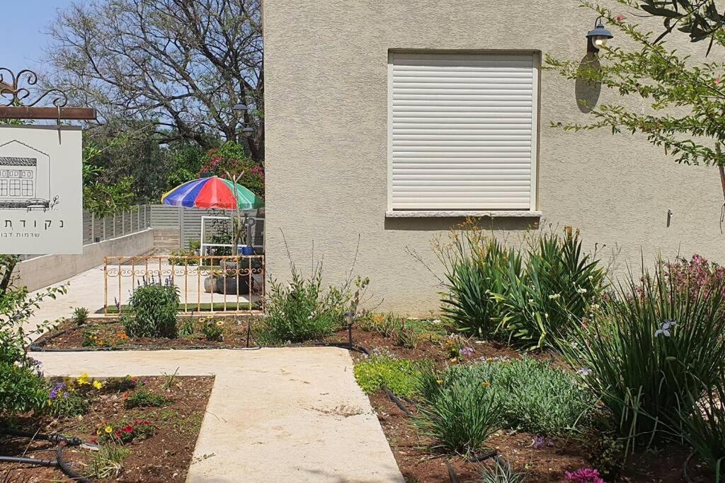 נקודת חן Apartment Shadmot Devora Exterior foto